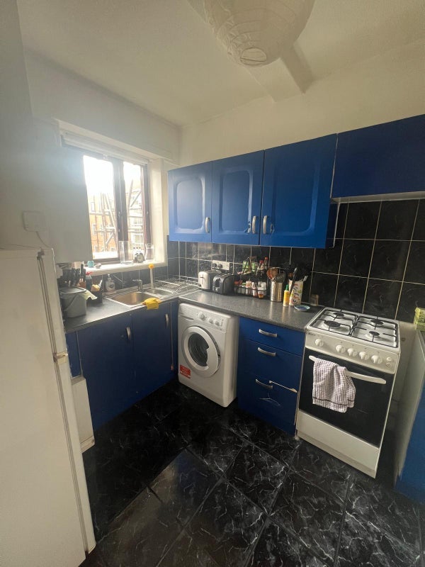 Room Burder Close in Greater London