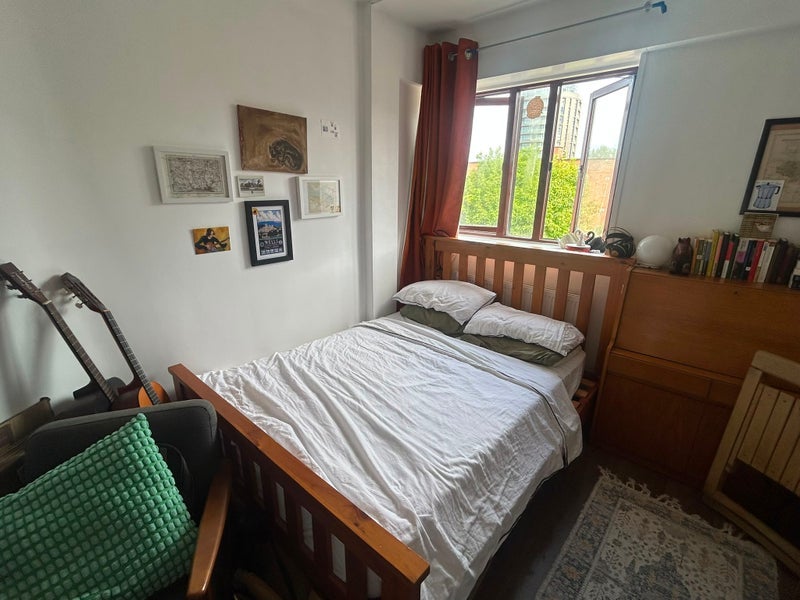 Room Burder Close in Greater London