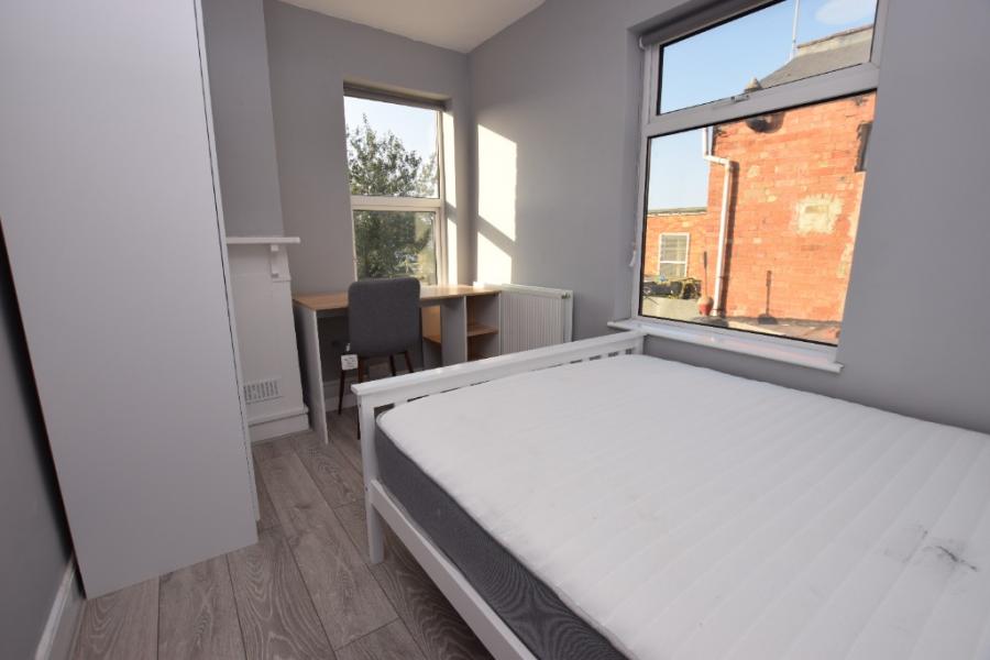 Room Overstone Road in Northampton
