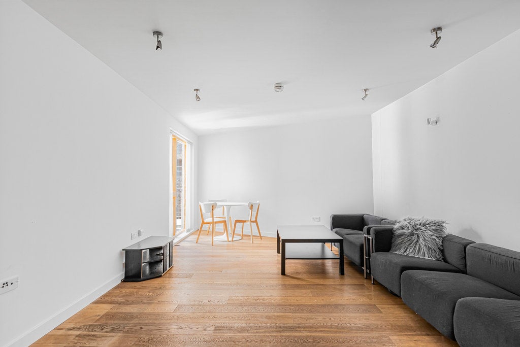 Flat Greenfield Road in Greater London