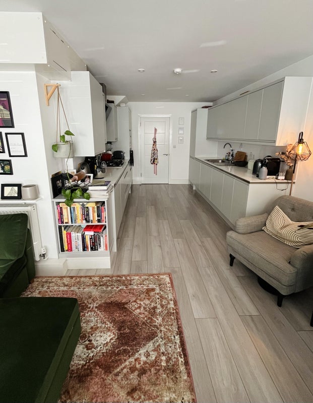 Flat Connaught Road in Greater London