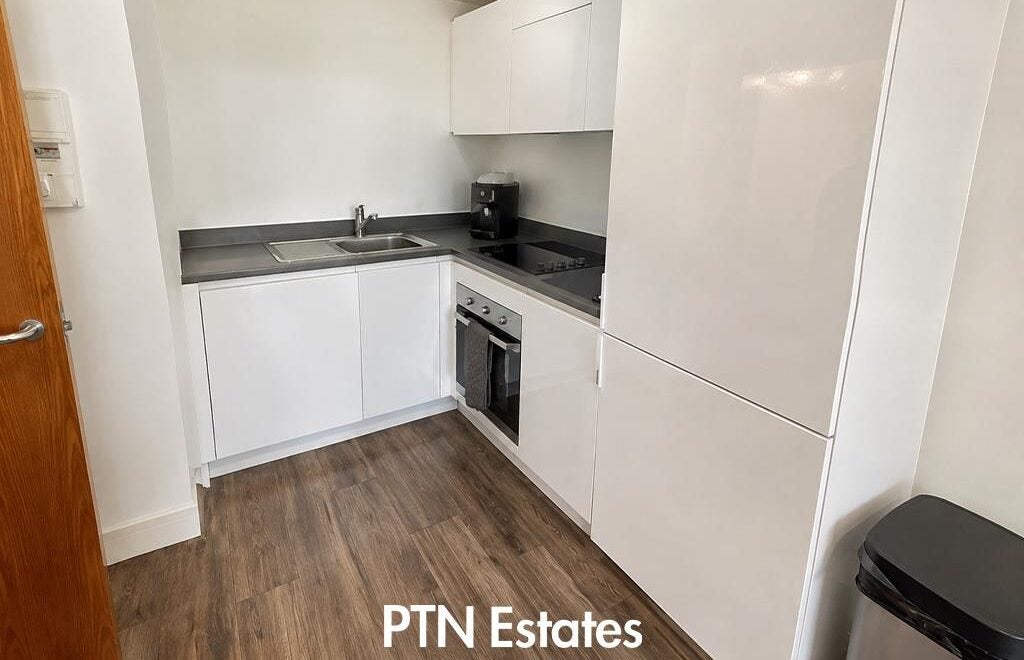 Flat Waterfront West in Brierley Hill