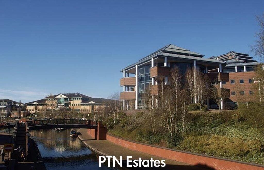 Flat Waterfront West in Brierley Hill