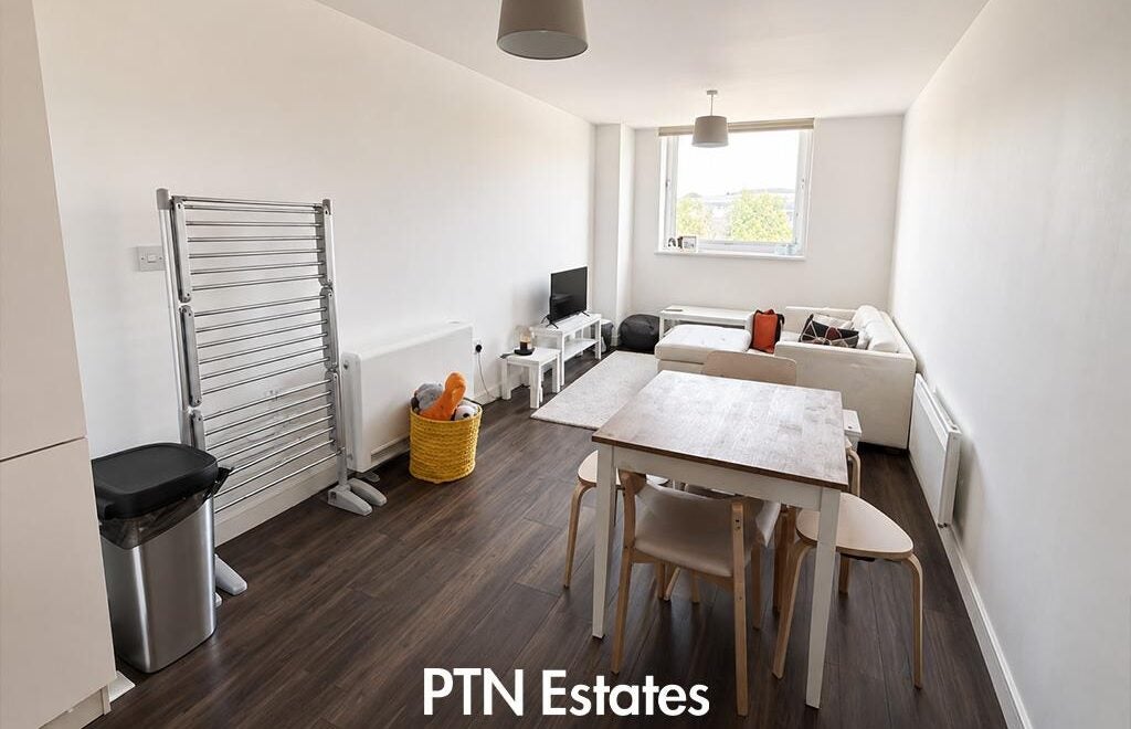 Flat Waterfront West in Brierley Hill