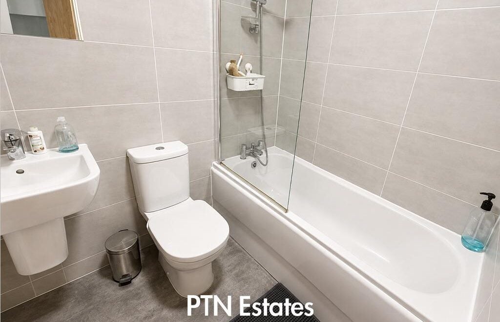 Flat Waterfront West in Brierley Hill