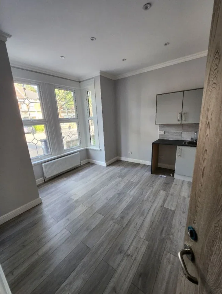 Room Brownhill Road in Greater London