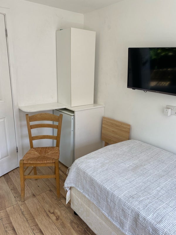 Room Woodlands Park Road in White Waltham