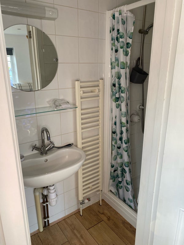 Room Woodlands Park Road in White Waltham