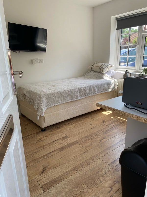 Room Woodlands Park Road in White Waltham