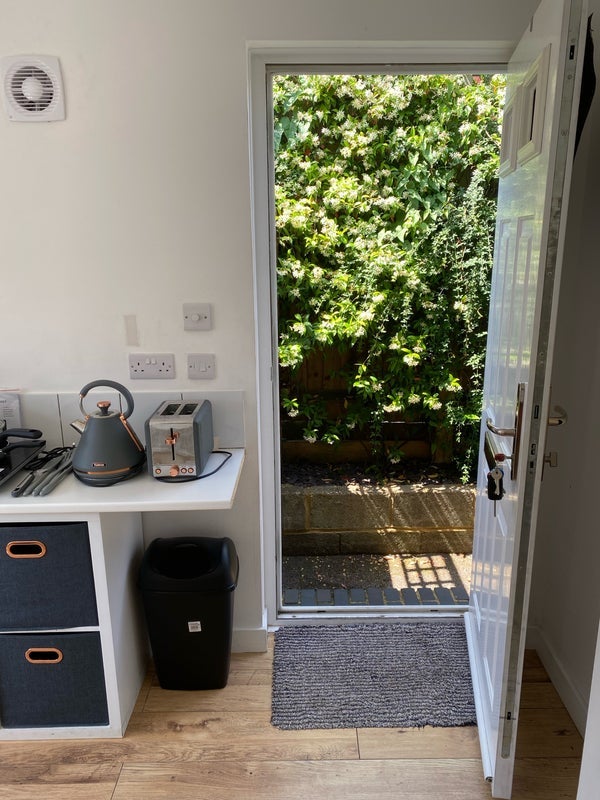 Room Woodlands Park Road in White Waltham