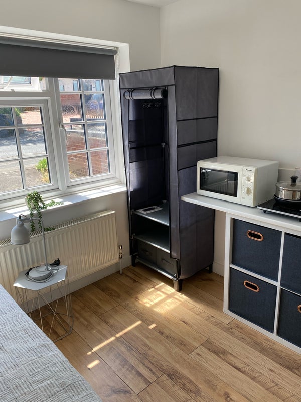Room Woodlands Park Road in White Waltham
