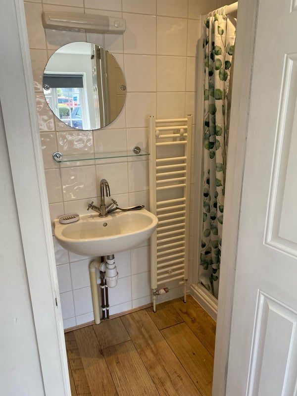 Room Woodlands Park Road in White Waltham