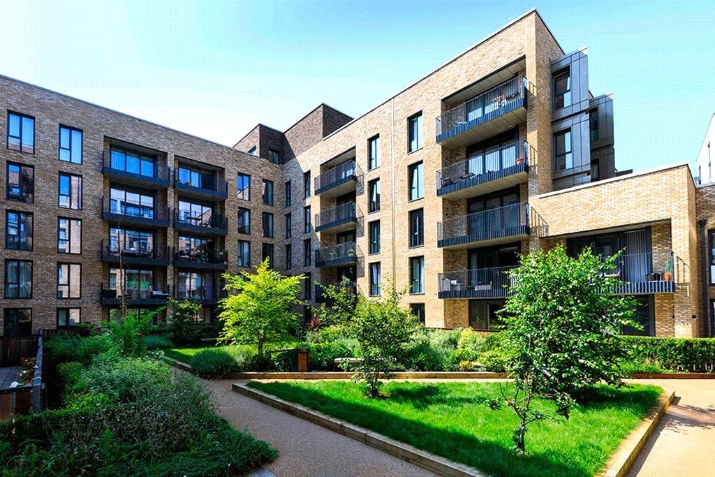 Flat Fairfield Avenue in Borough of Spelthorne