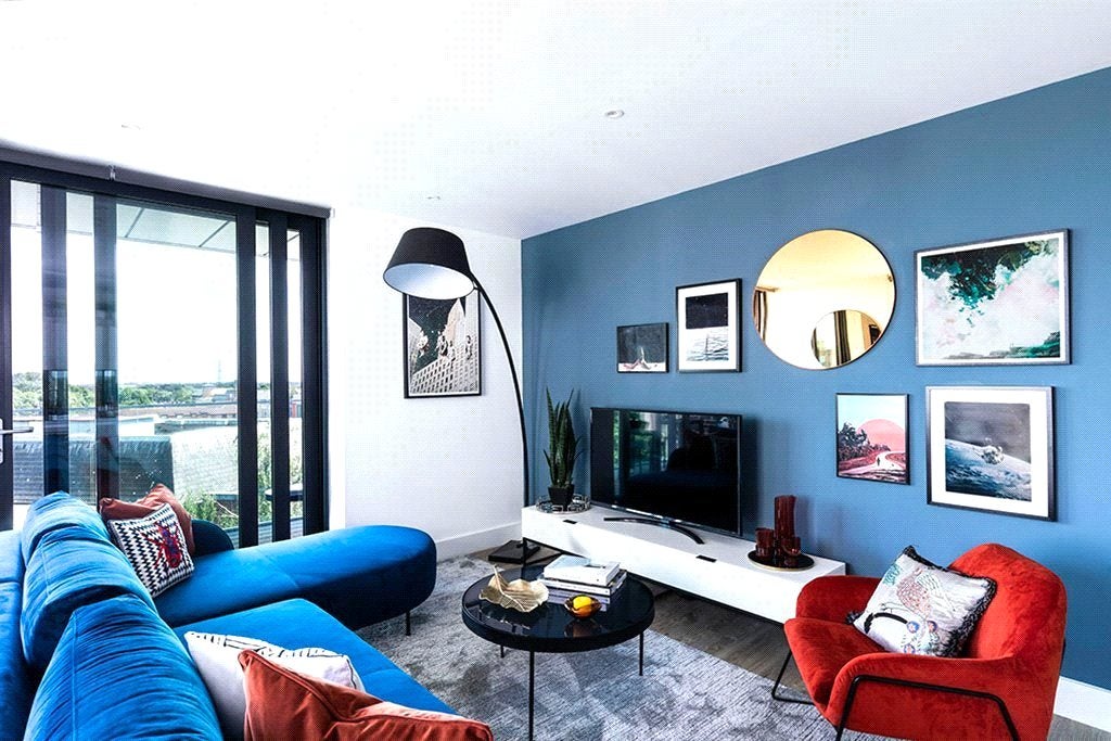 Flat Fairfield Avenue in Borough of Spelthorne