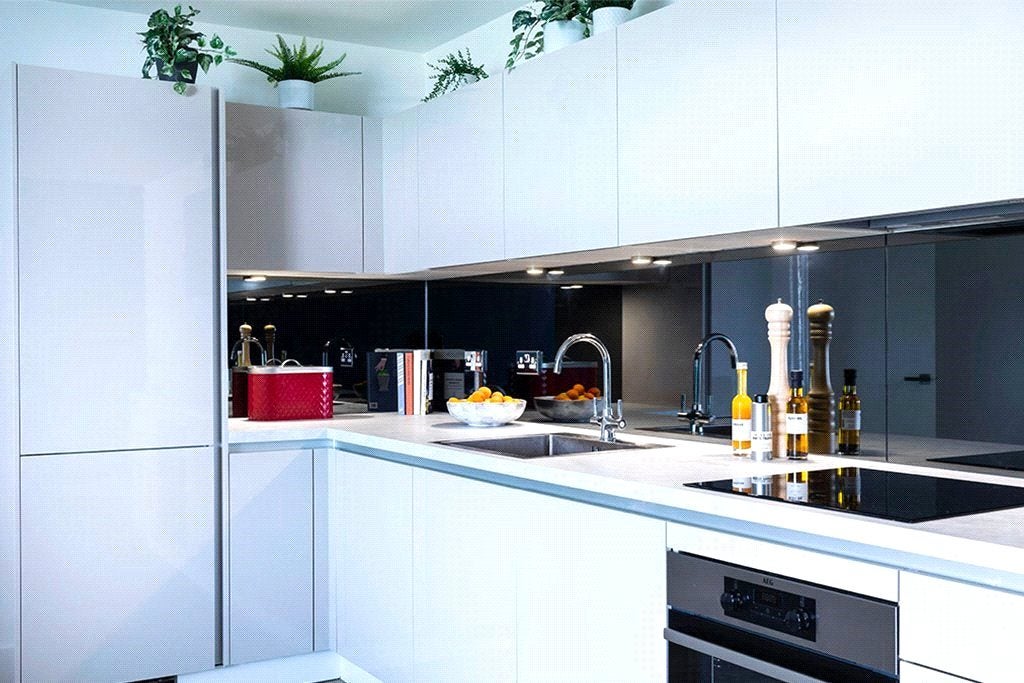 Flat Fairfield Avenue in Borough of Spelthorne
