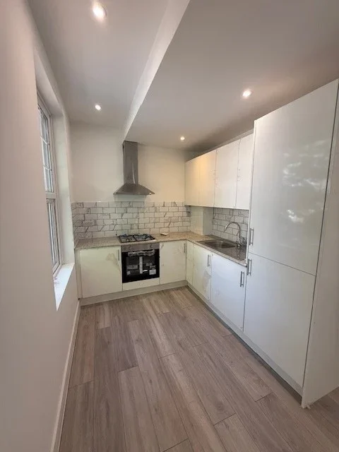 Flat St James Road in Greater London