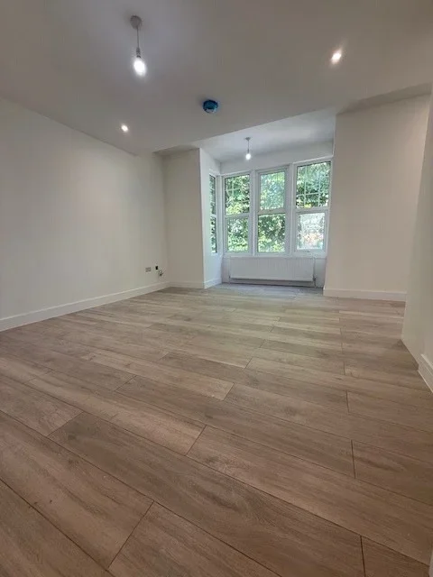 Flat St James Road in Greater London