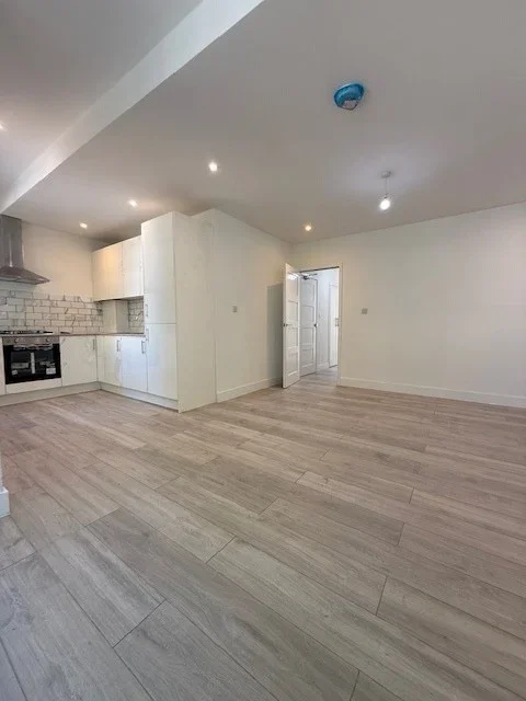 Flat St James Road in Greater London