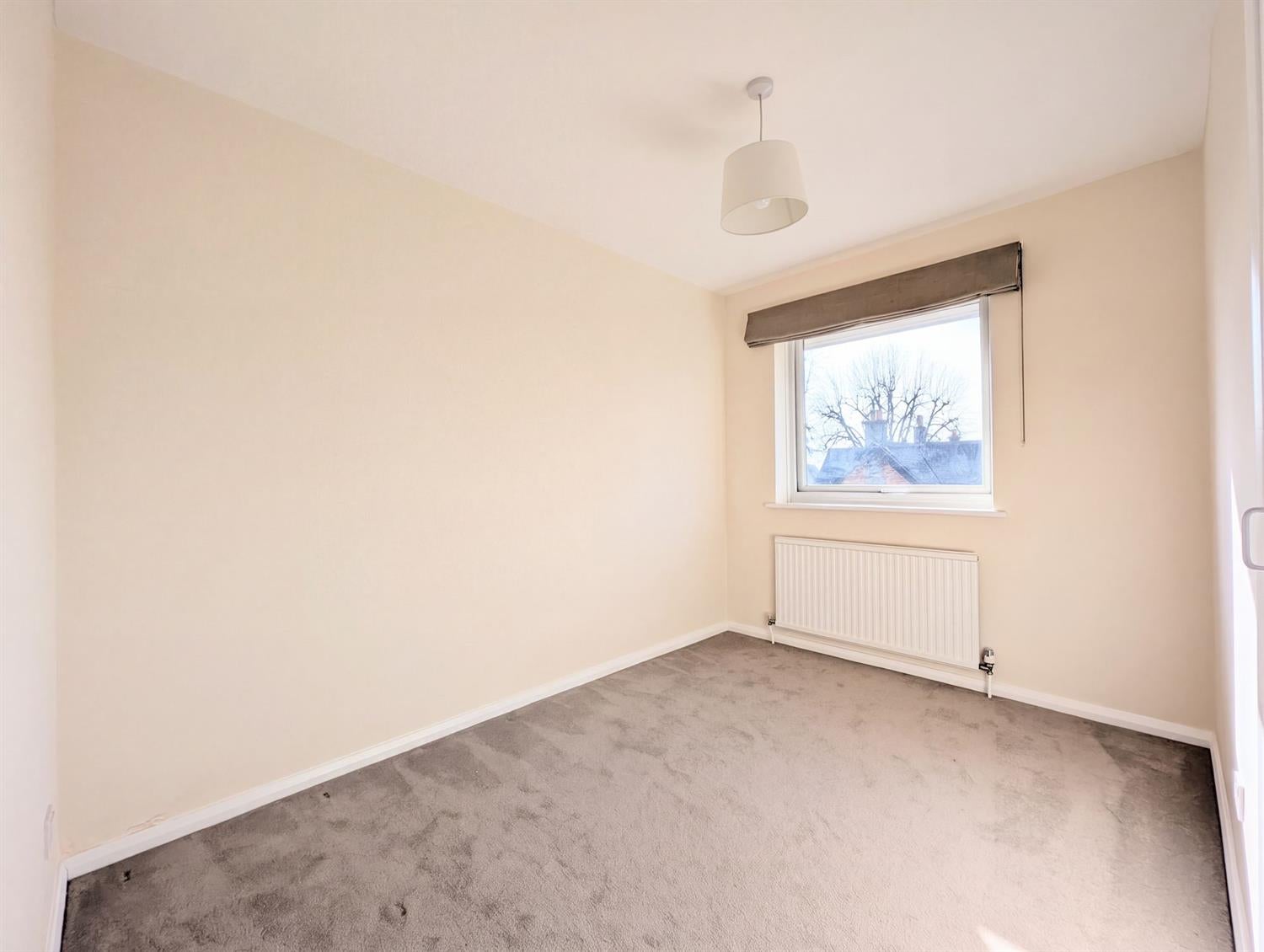 Flat Ashleigh Road in Horsham