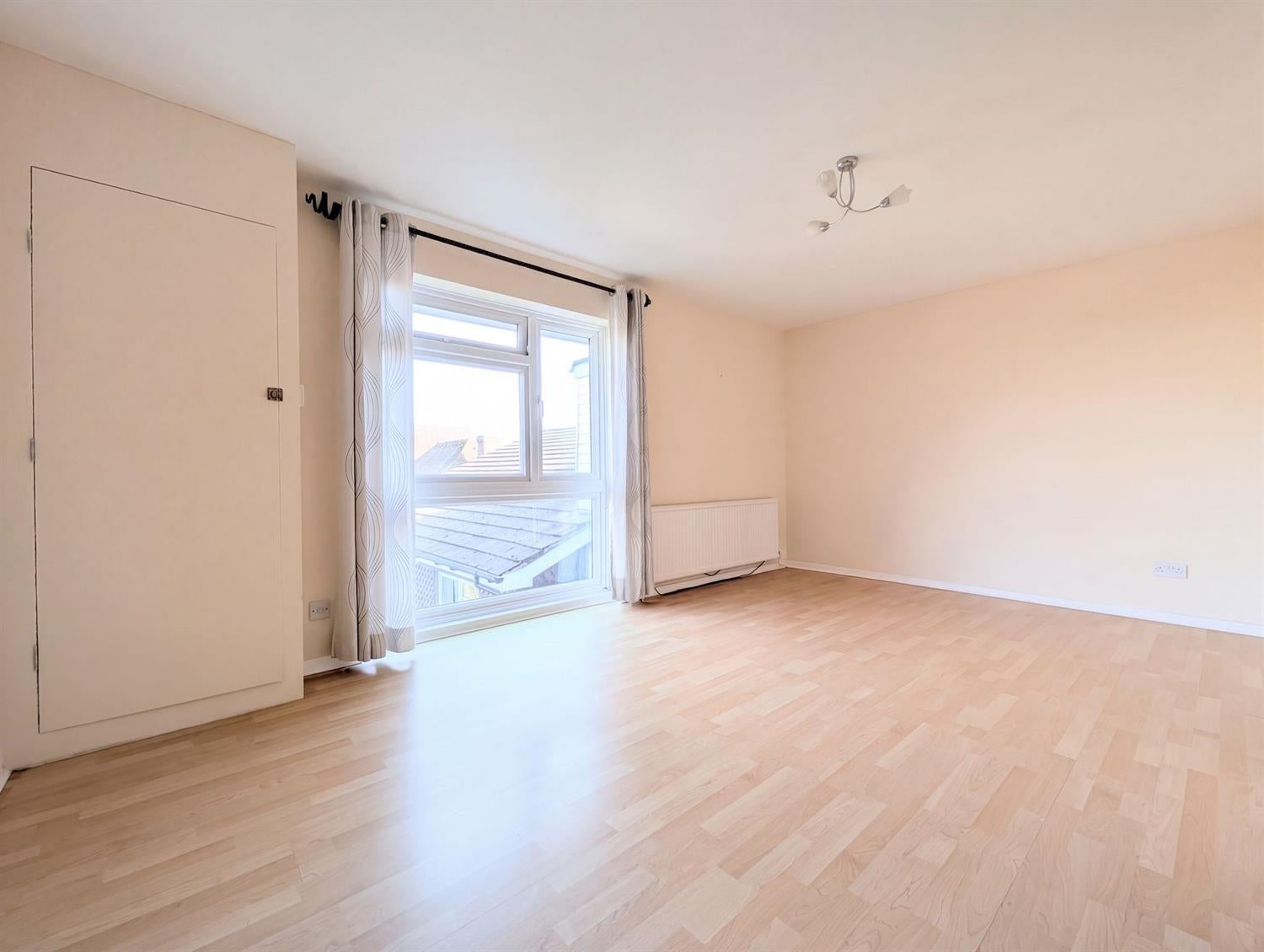 Flat Ashleigh Road in Horsham
