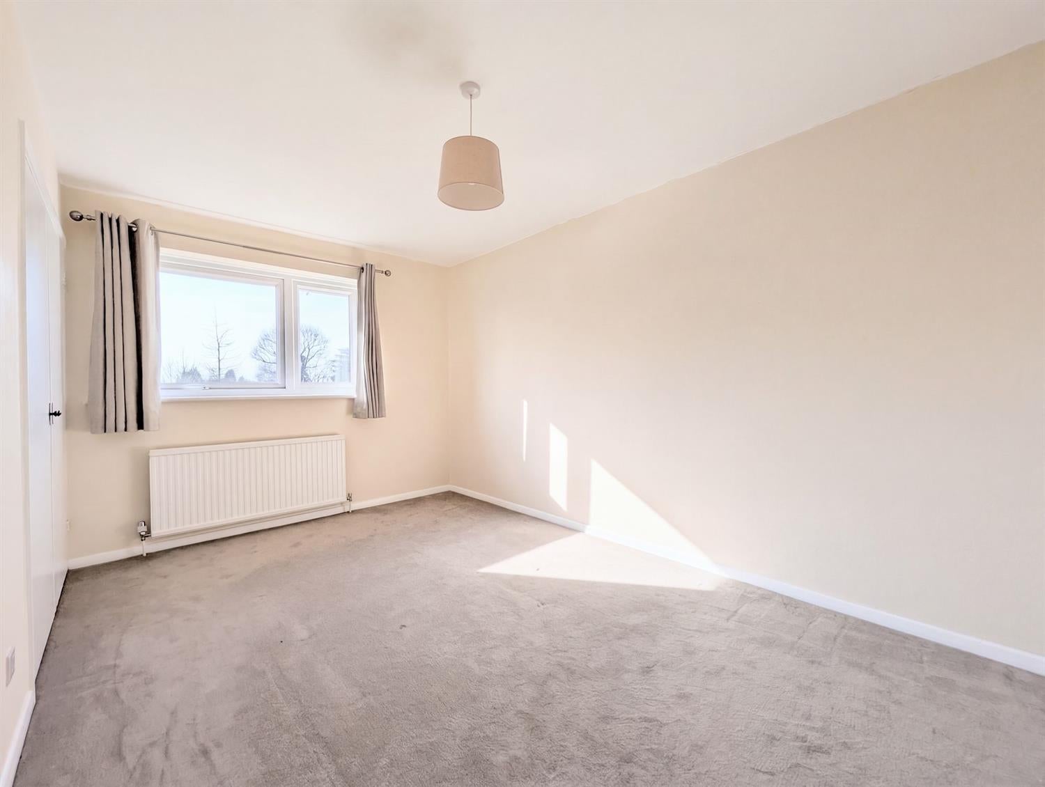 Flat Ashleigh Road in Horsham