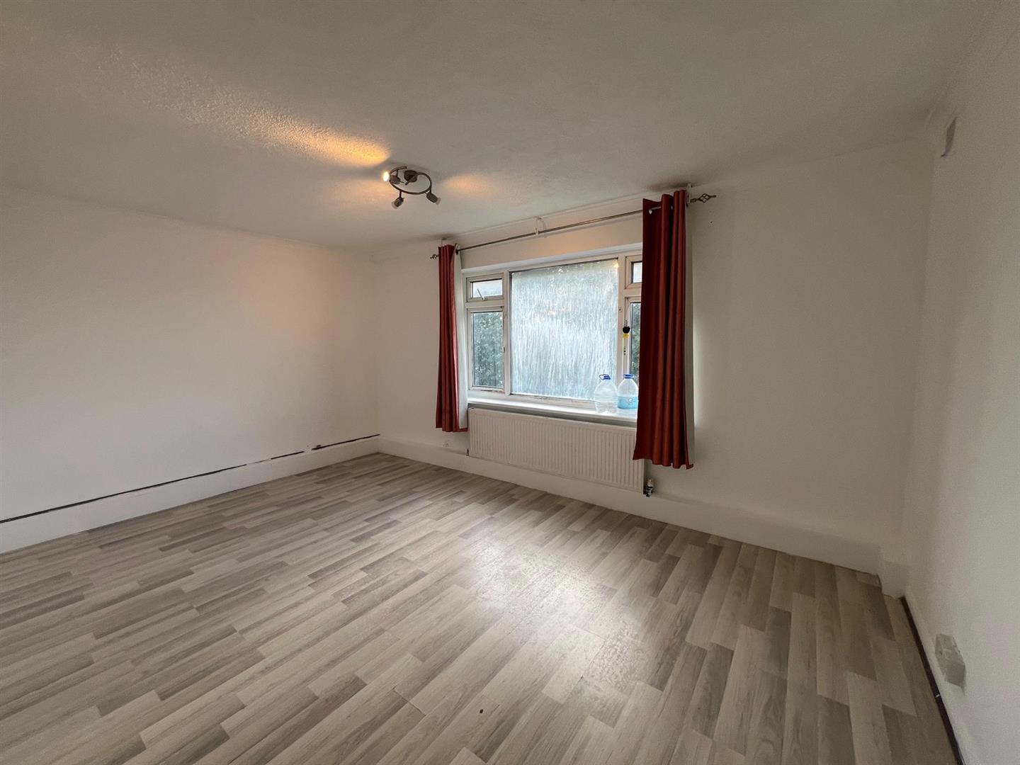 Flat Dunheved Road South in Greater London