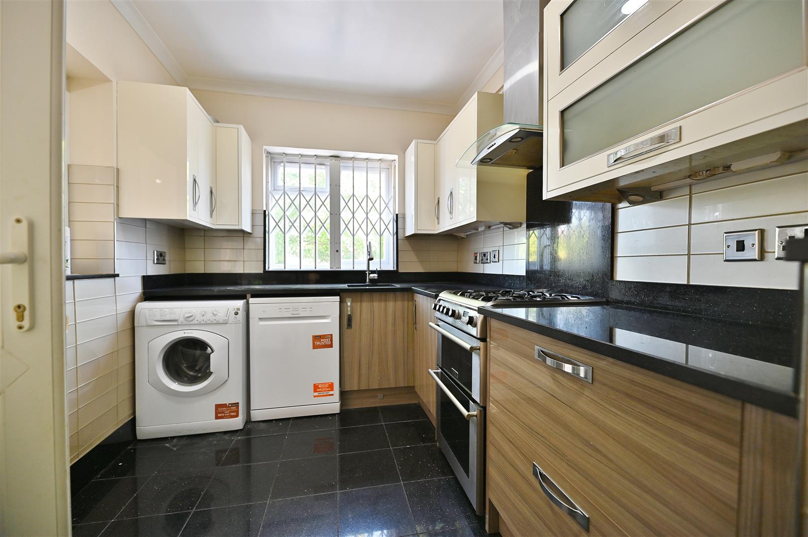 Flat Mapleleafe Gardens in Greater London