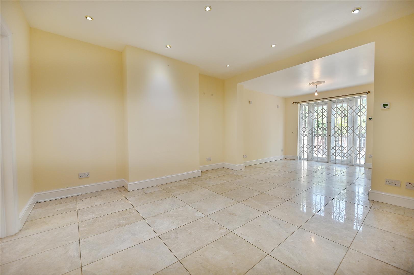 Flat Mapleleafe Gardens in Greater London