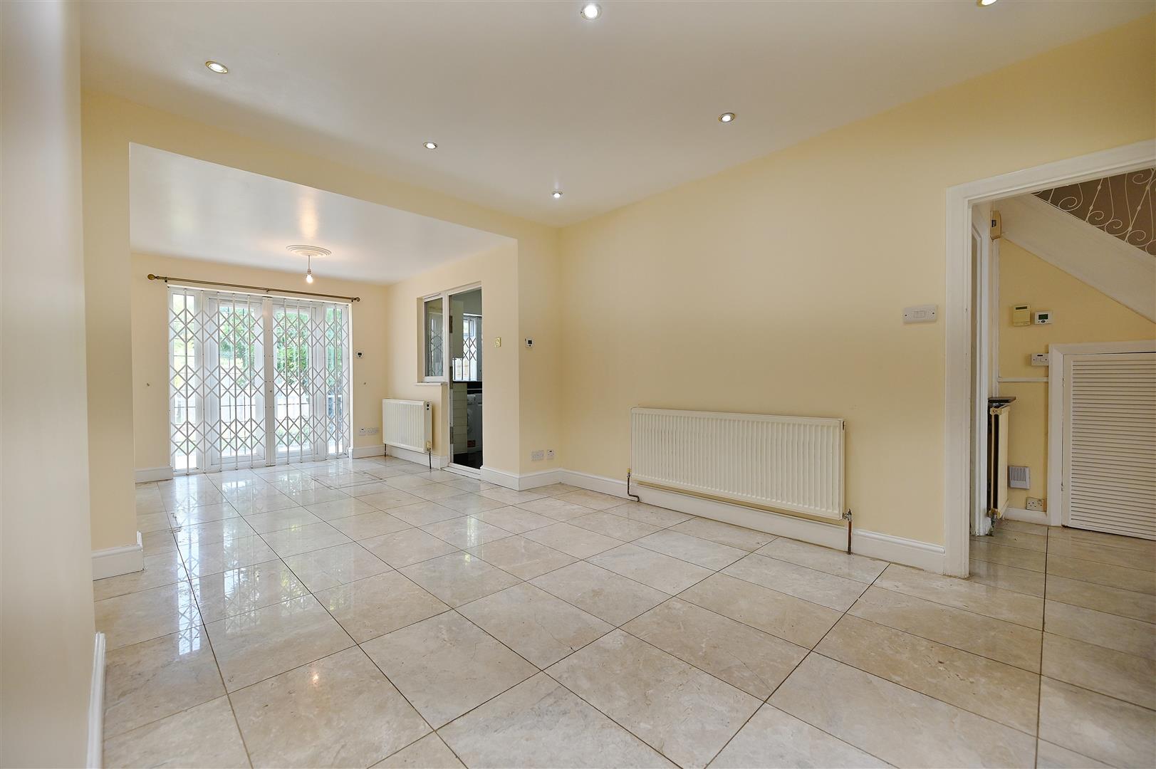 Flat Mapleleafe Gardens in Greater London