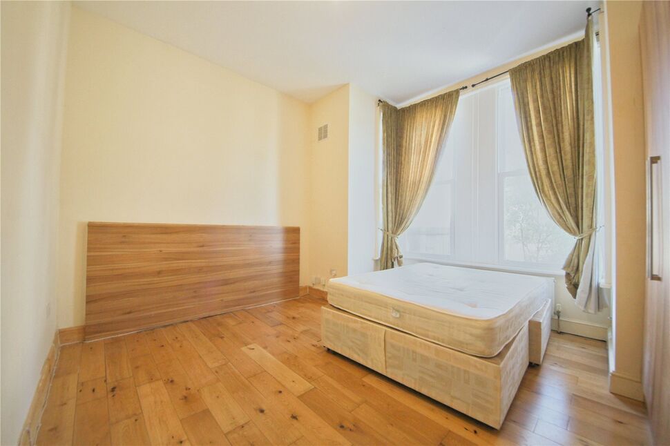 Flat Queen's Road in Greater London
