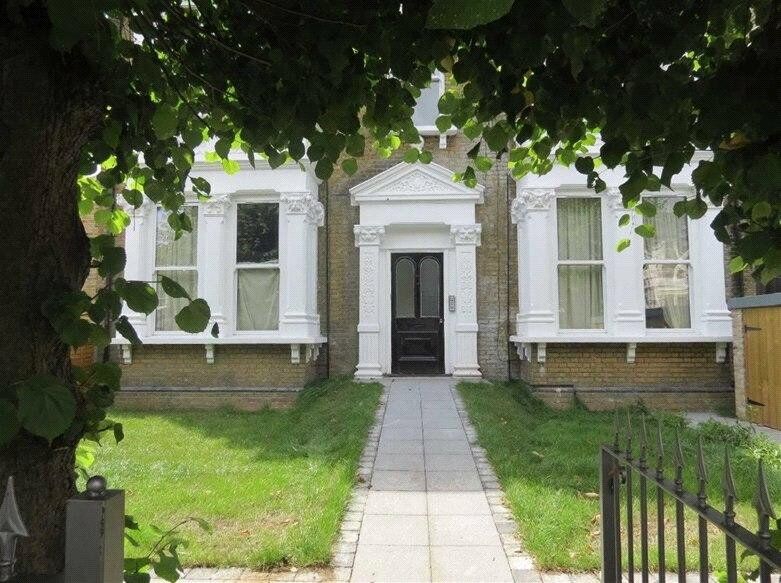 Flat Queen's Road in Greater London