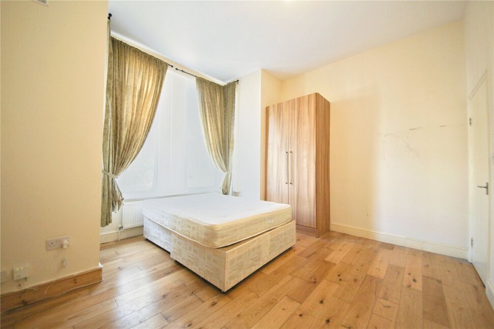 Flat Queen's Road in Greater London