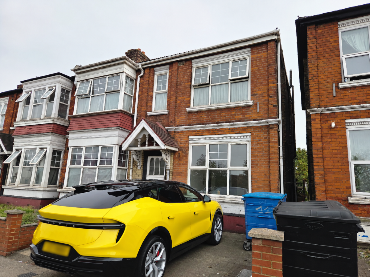 Room Bowes Road in Greater London