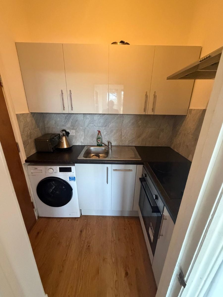 Room Bowes Road in Greater London