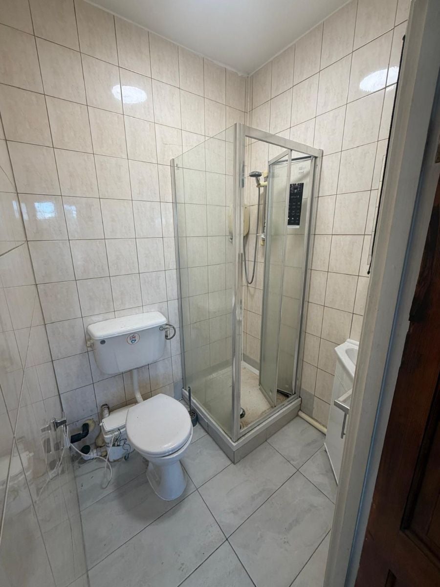 Room Bowes Road in Greater London