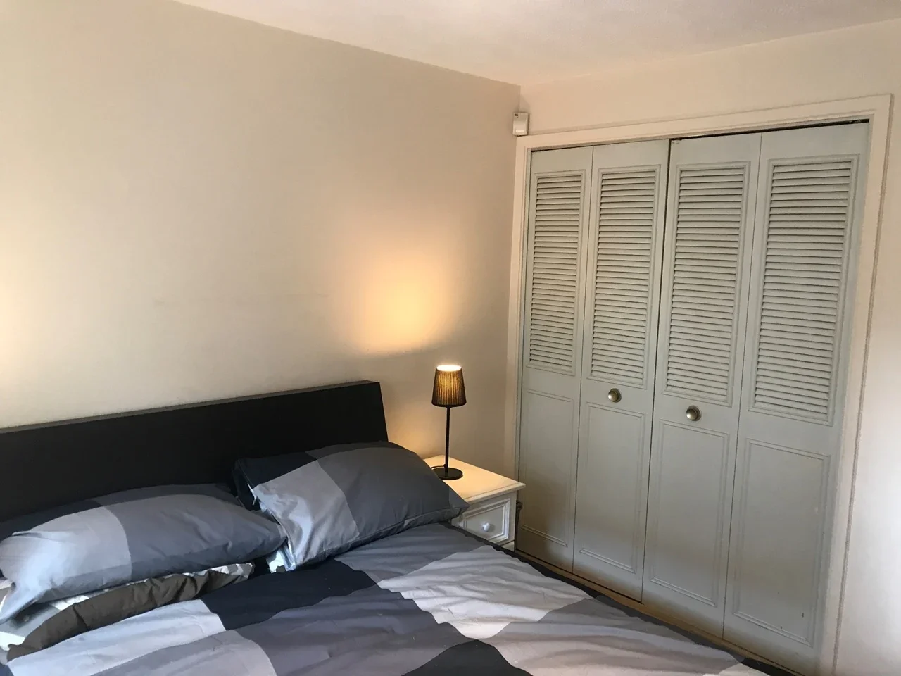 Flat Vicars Bridge Close in Greater London