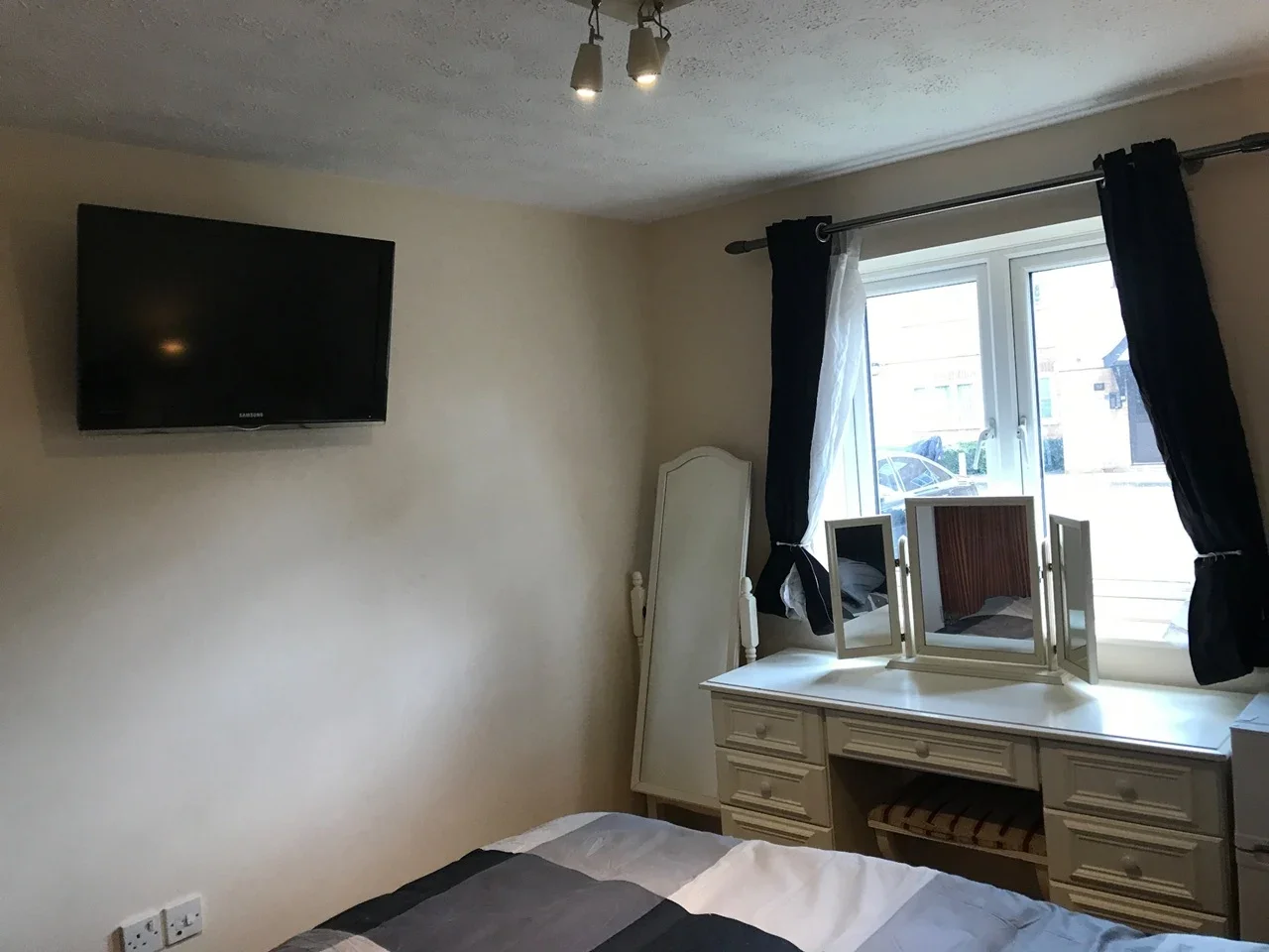 Flat Vicars Bridge Close in Greater London