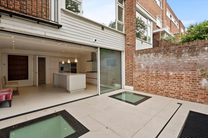 Flat Woodsford Square in Greater London