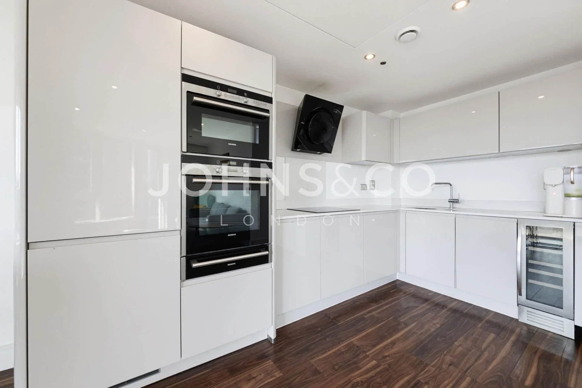 Flat Leman Street in Greater London