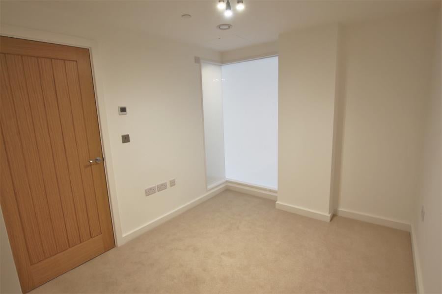 Flat Goldsworth Road in Woking