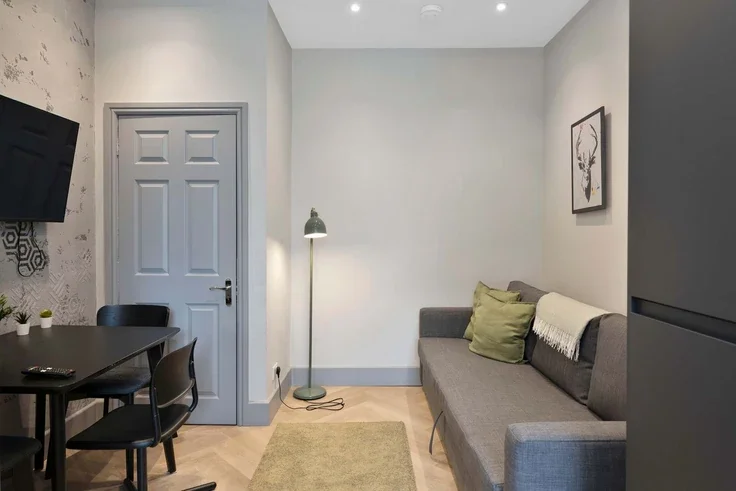 Flat Pitt Street in City of Edinburgh