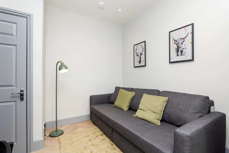 Flat Pitt Street in City of Edinburgh