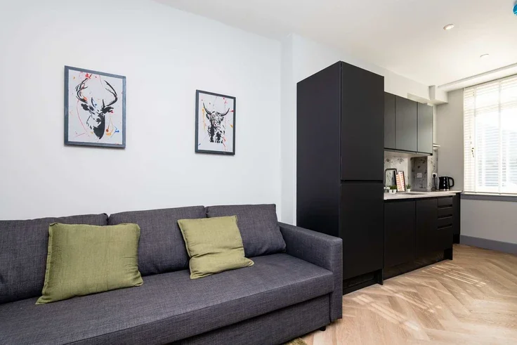 Flat Pitt Street in City of Edinburgh