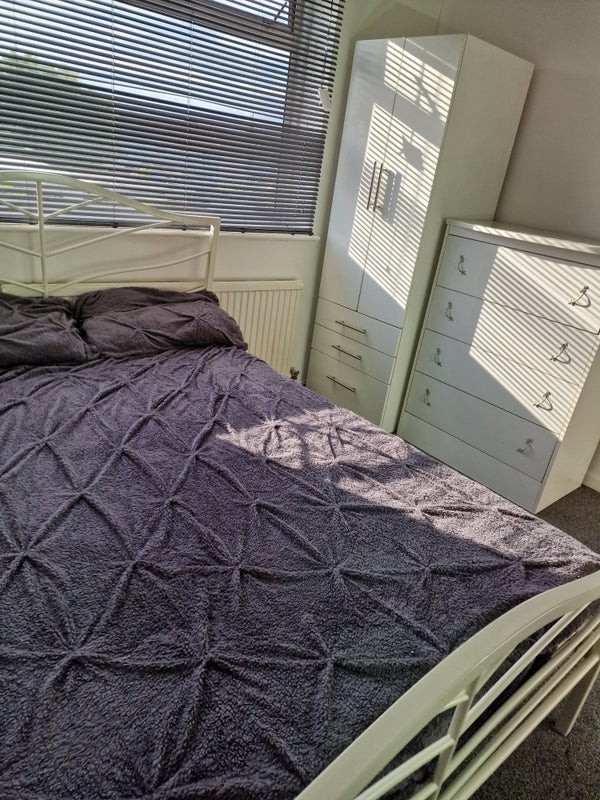 Room St Aubin's Avenue in Bristol