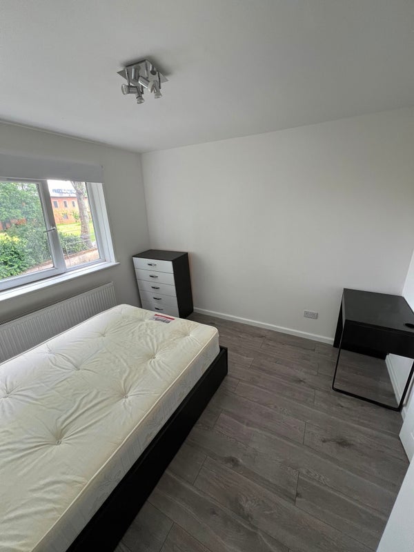 Room Patrick Connolly Gardens in Greater London