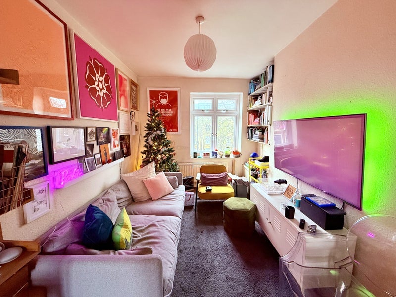 Room Clapham Road in Greater London