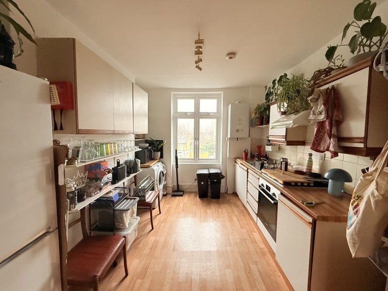 Room Clapham Road in Greater London