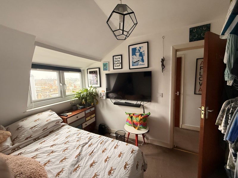 Room Clapham Road in Greater London