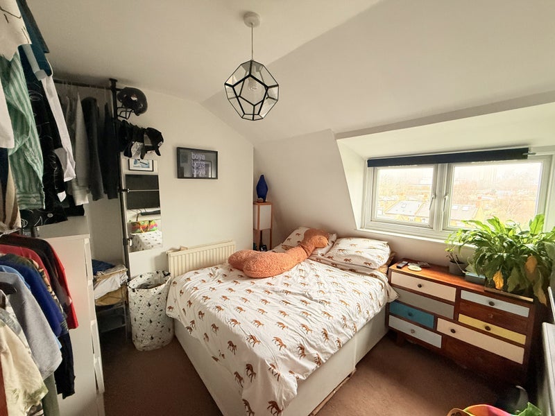 Room Clapham Road in Greater London