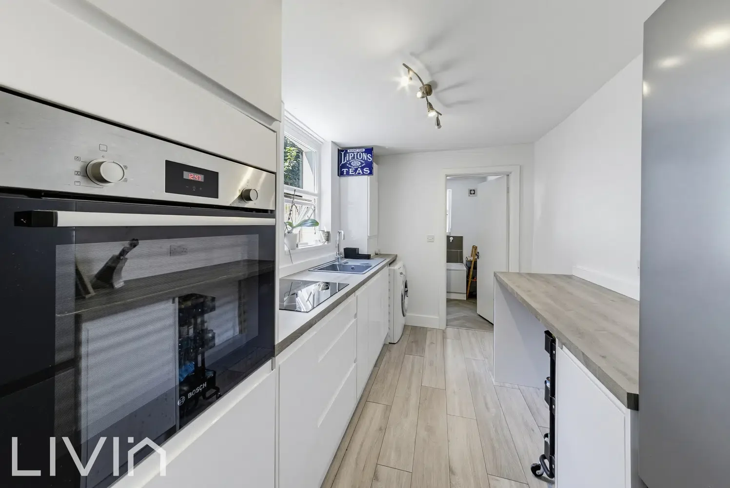 Flat Maple Road in Greater London